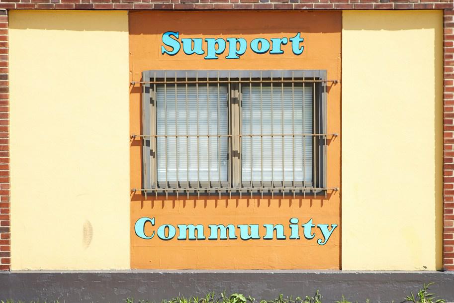 Tag Support Community écrit sur une façade en lien avec les bonnes pratiques sur Steam